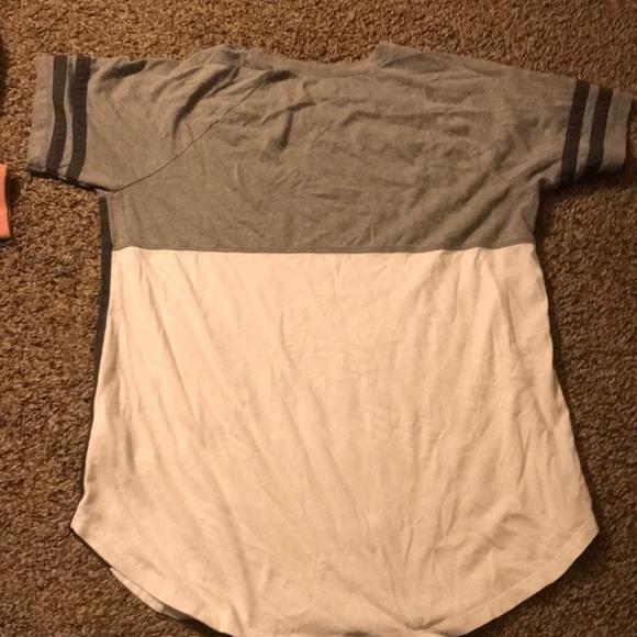 a shirt from hollister. - Picture 2 of 4